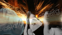 Collage &quot;Blick in den Spiegel&quot;,Teil eines Frauengesichts in einem gebrochenen Spiegel, H&auml;nde in einer tr&uuml;ben Blase, braun-orange Lichter im Hintergrund, &copy; Stefanie Hallberg